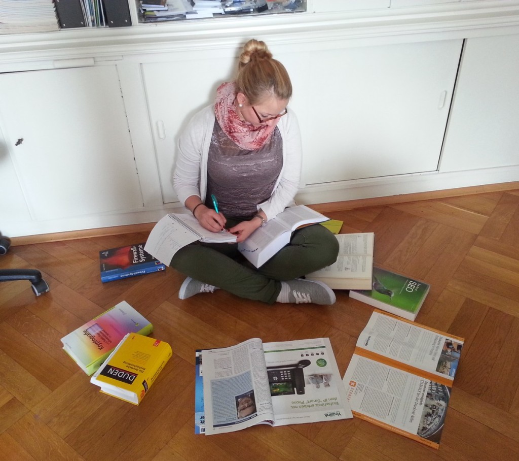 Anna recherchiert in Büchern