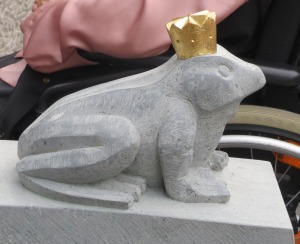 Froschkönig aus Stein mit Krone