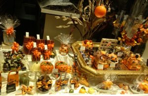 Schoko-Schaufenster, geschmückt für Halloween