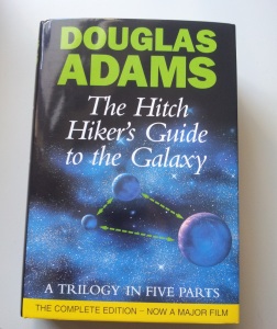 Buch "Per Anhalter durch die Galaxis" in Englisch