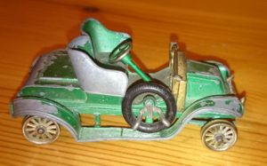 Matchbox-Auto mit Lackschäden und ohne Reifen