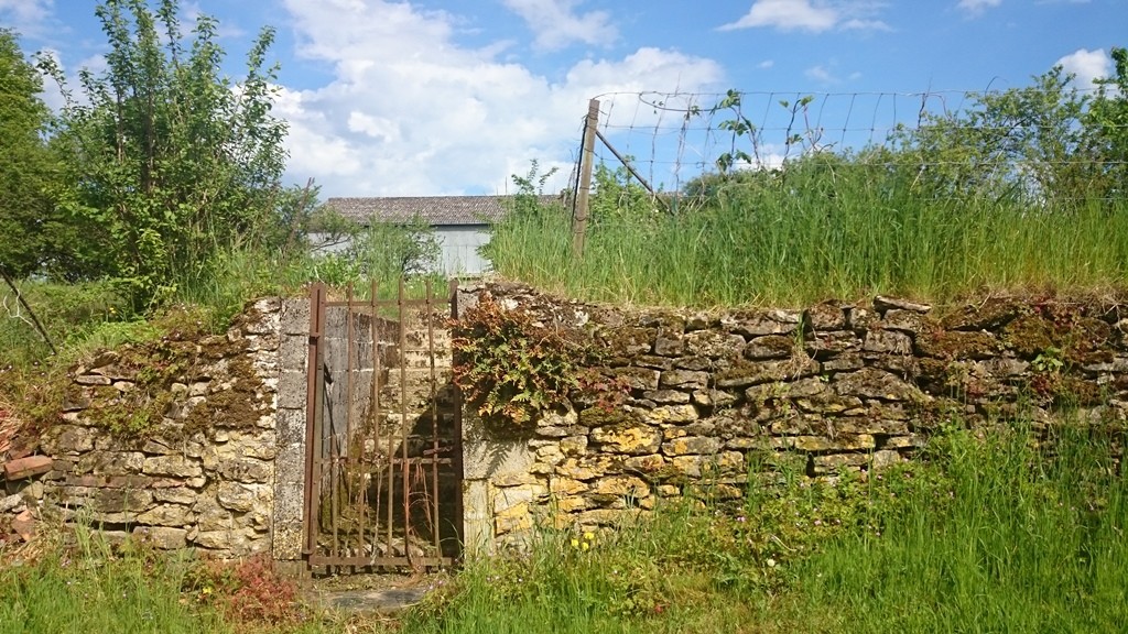 Gartenmauer, gebaut aus vielen kleinen Steinen