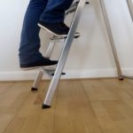 Beine auf Leiter