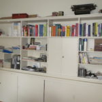 Einbauschrank mit Büchern, Zeitschriften und CDs
