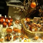 Schoko-Schaufenster, geschmückt für Halloween