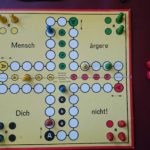 Spielbrett Mensch ärgere Dich nicht mit Figuren