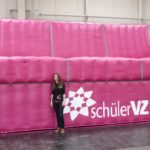Mädchen vor einem Riesensofa