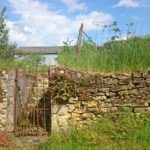 Gartenmauer, gebaut aus vielen kleinen Steinen