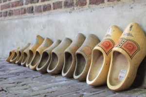 Clogs an der Wand