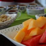 Typische Zwischenmahlzeit in Armenien mit Nüssen, Kaffee und Obst