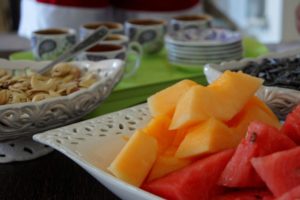 Typische Zwischenmahlzeit in Armenien mit Nüssen, Kaffee und Obst