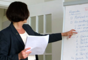 Referentin Sabine Faltmann am Flippchart