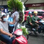 Moped mit Blumenkranz