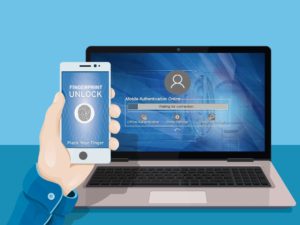 Hand hält Smartphone vor Laptop mit Anmeldemaske