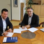 Thomas Jordans und Schulleiter Dr. Uwe Bettscheider unterschreiben den Kooperationsvertrag
