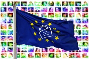 Vorhängeschloss auf Europafahne, im Hintergrund viele Porträts