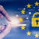 Symbolbile: Hände, Laptop, Europafahne mit goldenem Schloss