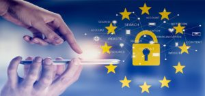 Symbolbile: Hände, Laptop, Europafahne mit goldenem Schloss