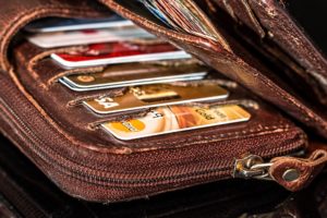 Geldbörse mit diversen Geld-, EC- und Kredit-Karten
