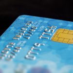 Ausschnitt einer blauen Kreditkarte mit Chip