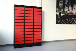Roter Fächerschrank für Laptops