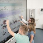 Schüler arbeiten am Smartboard