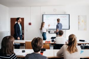Schulklasse mit interaktivem Smartboard