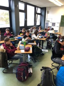 Pilotklasse 6c ASG Hürth: Schülerinnen und Schüler arbeiten mit ihren Laptops