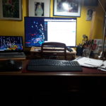 Schreibtisch mit Laptop, Tastatur, Monitor