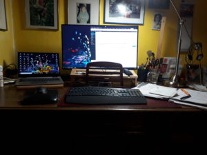Schreibtisch mit Laptop, Tastatur, Monitor