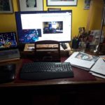 Schreibtisch mit Laptop, Monitor, Tastatur ...