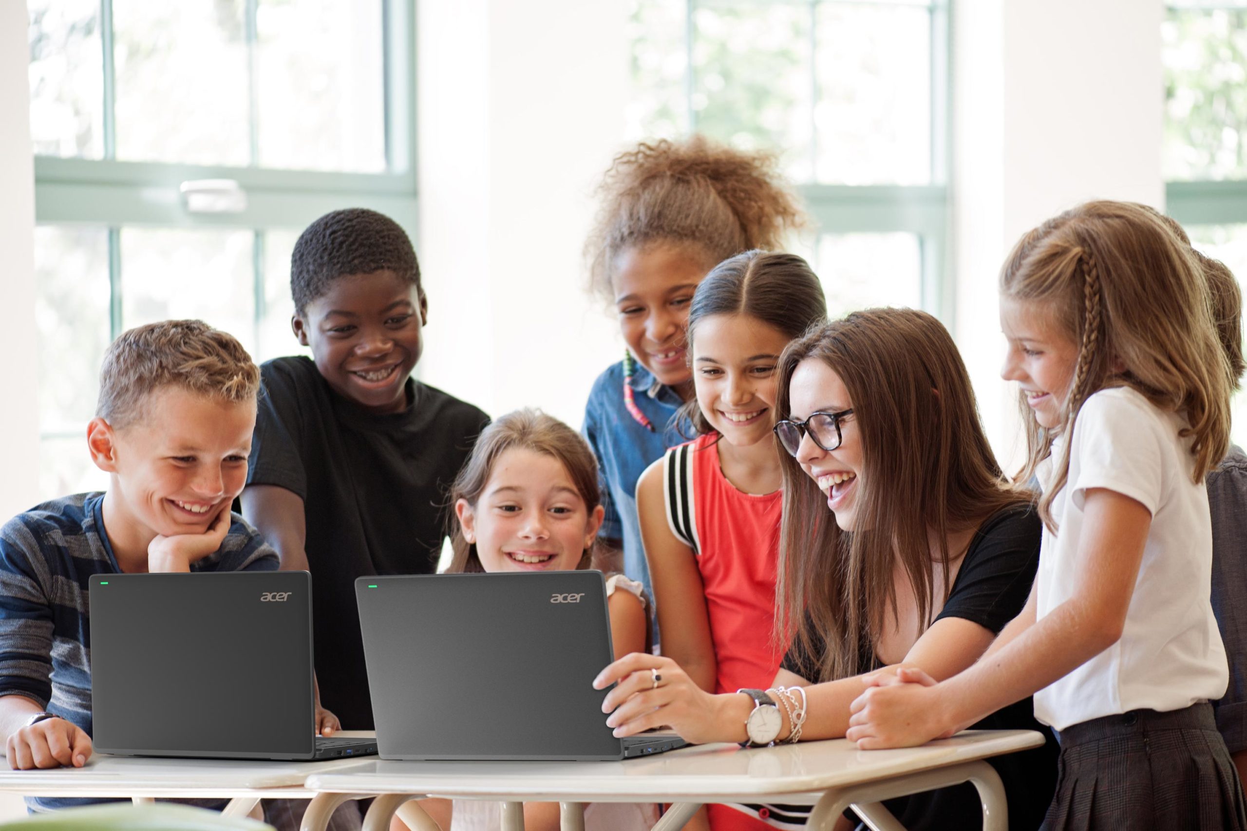 Schüler und Schülerinnen arbeiten mit dem Acer TravelMate