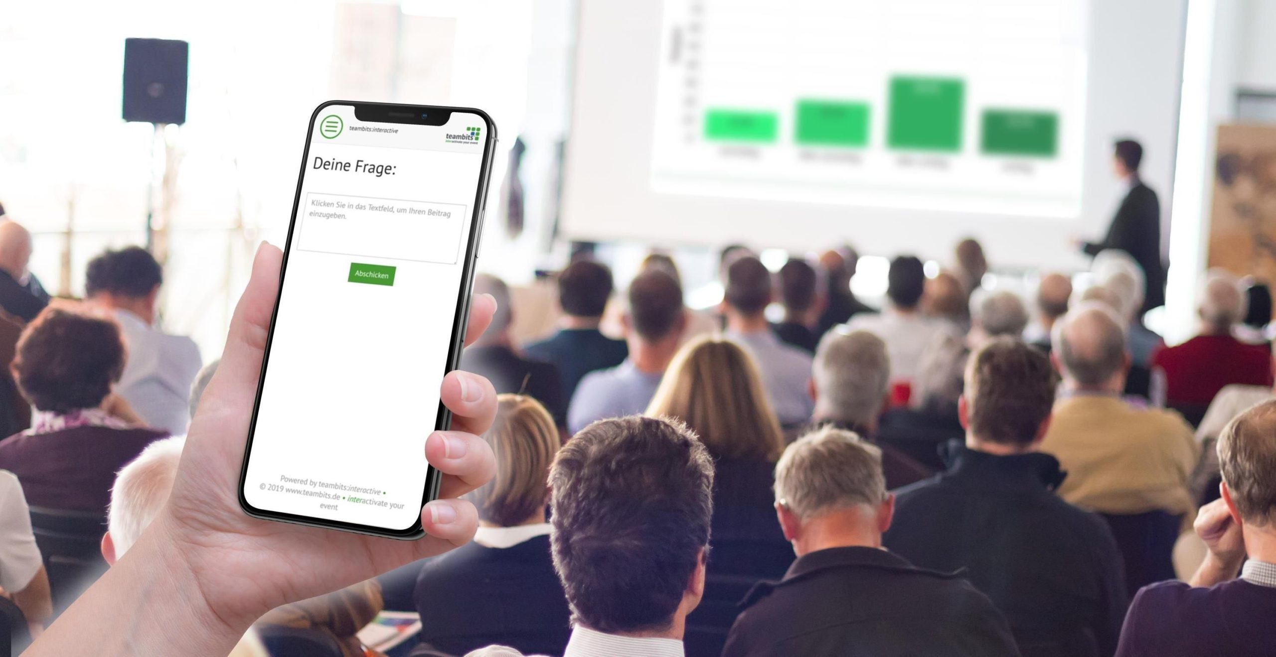 Teilnehmer beteiligt sich mit Smartphone an der Konferenz